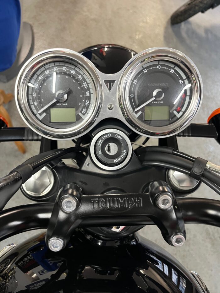 2022 Triumph Bonneville T120 Black - Image 4